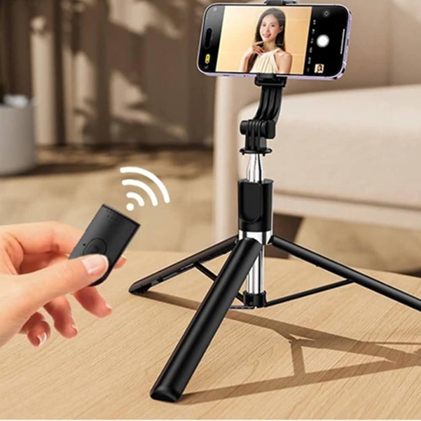 EXPANDABLE SELFIE STICK WITH FULL LIDHT & REMOVE CONTROLLER